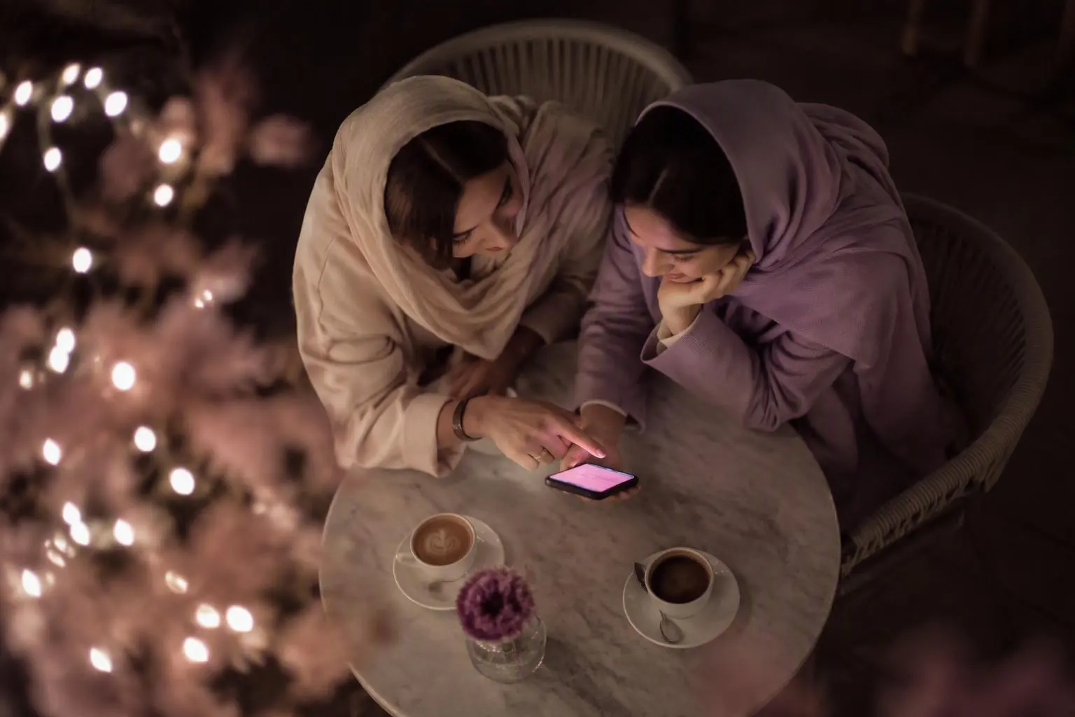 دو دوست در کافه با اپ باشه
